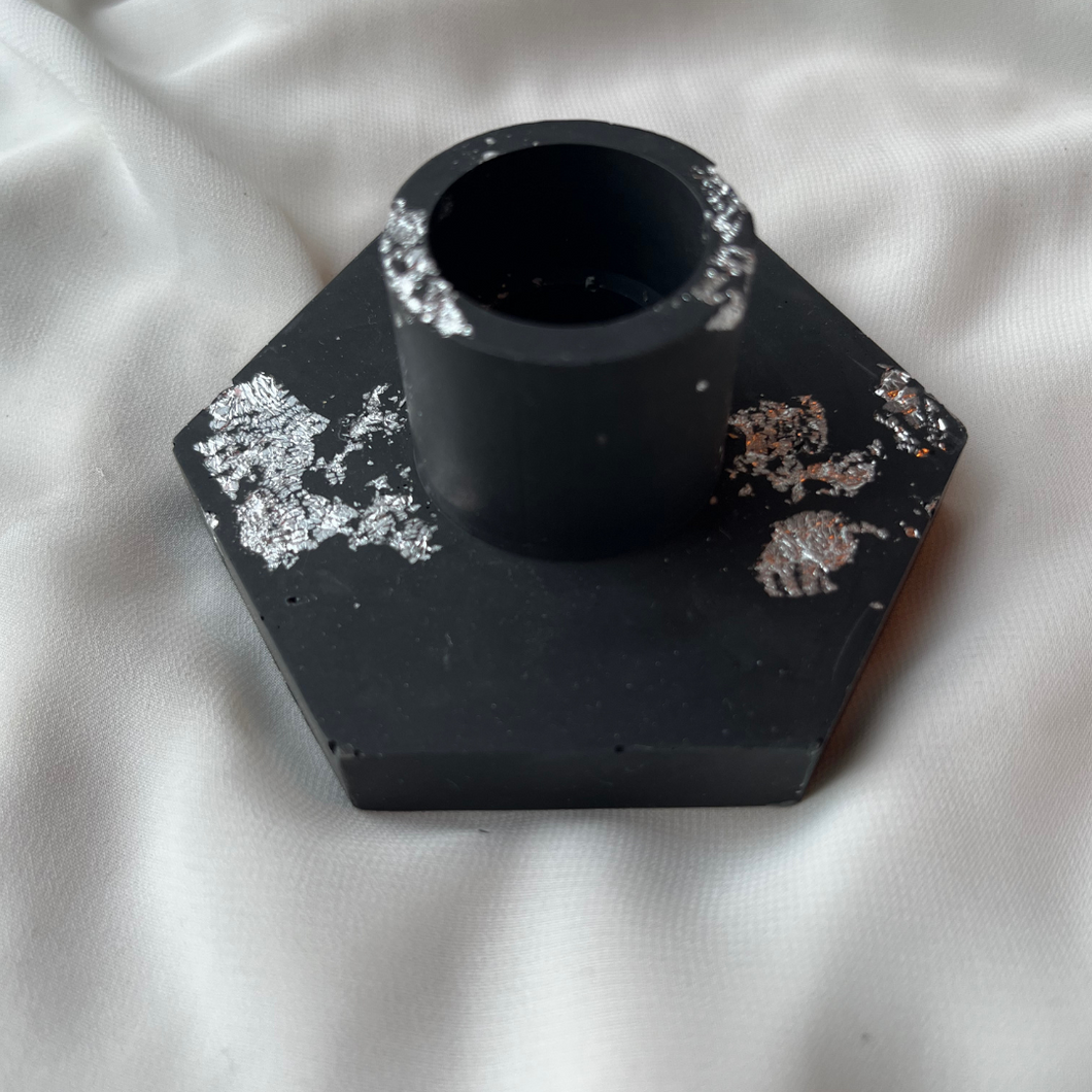 H A R R I E T Hexagon candle holder Black with silver