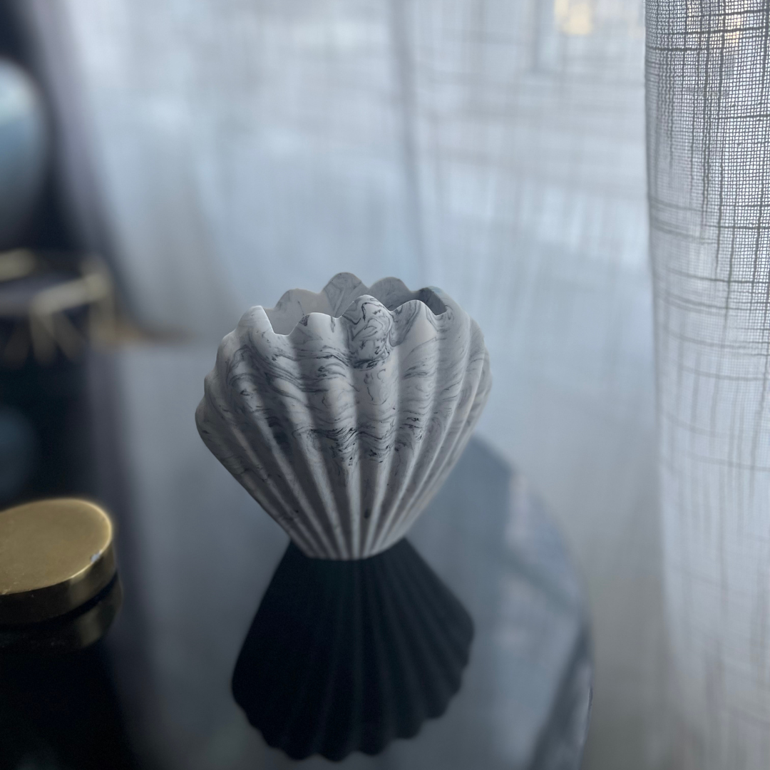 M O L L Y  Vase Marble