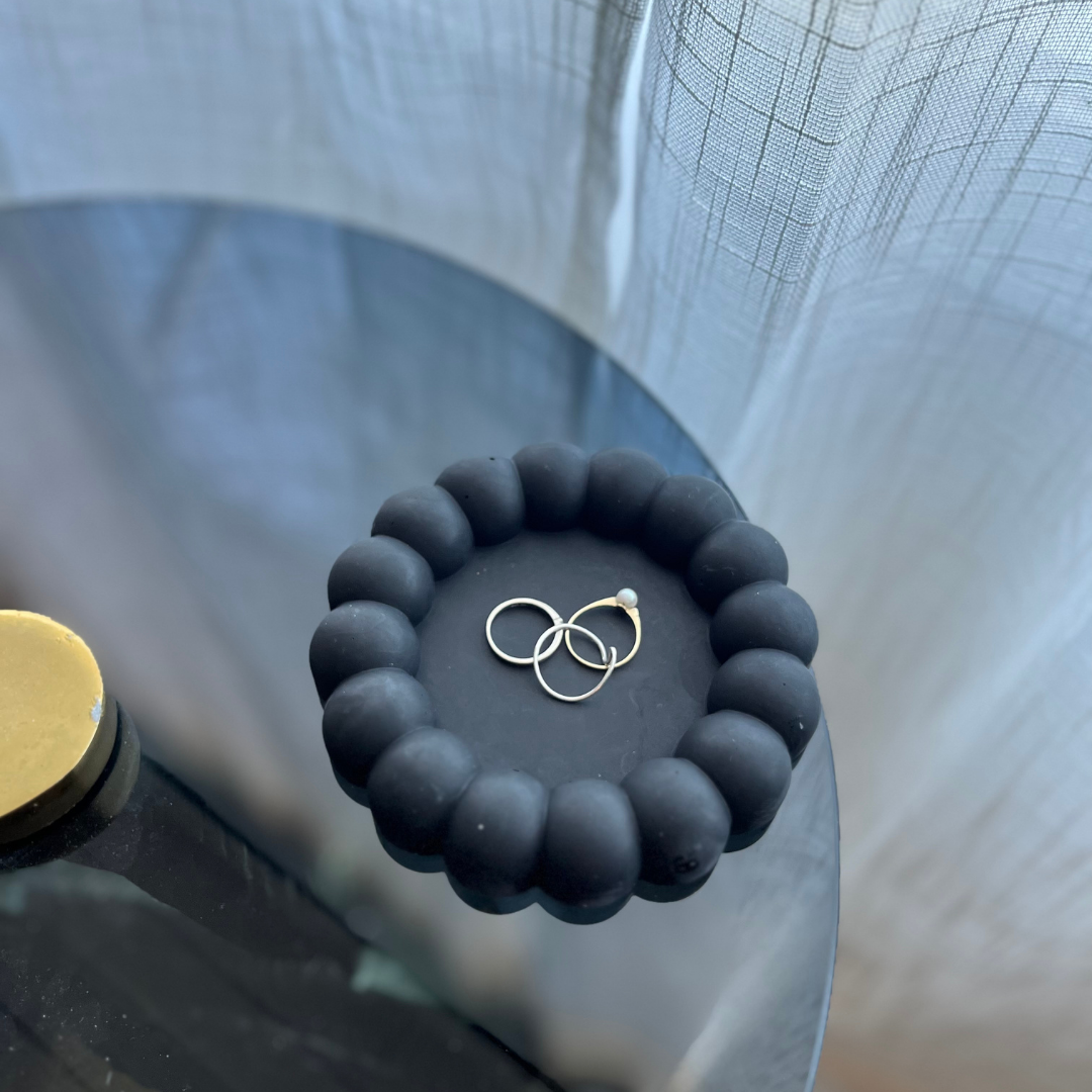B E C C I E  Tray Black