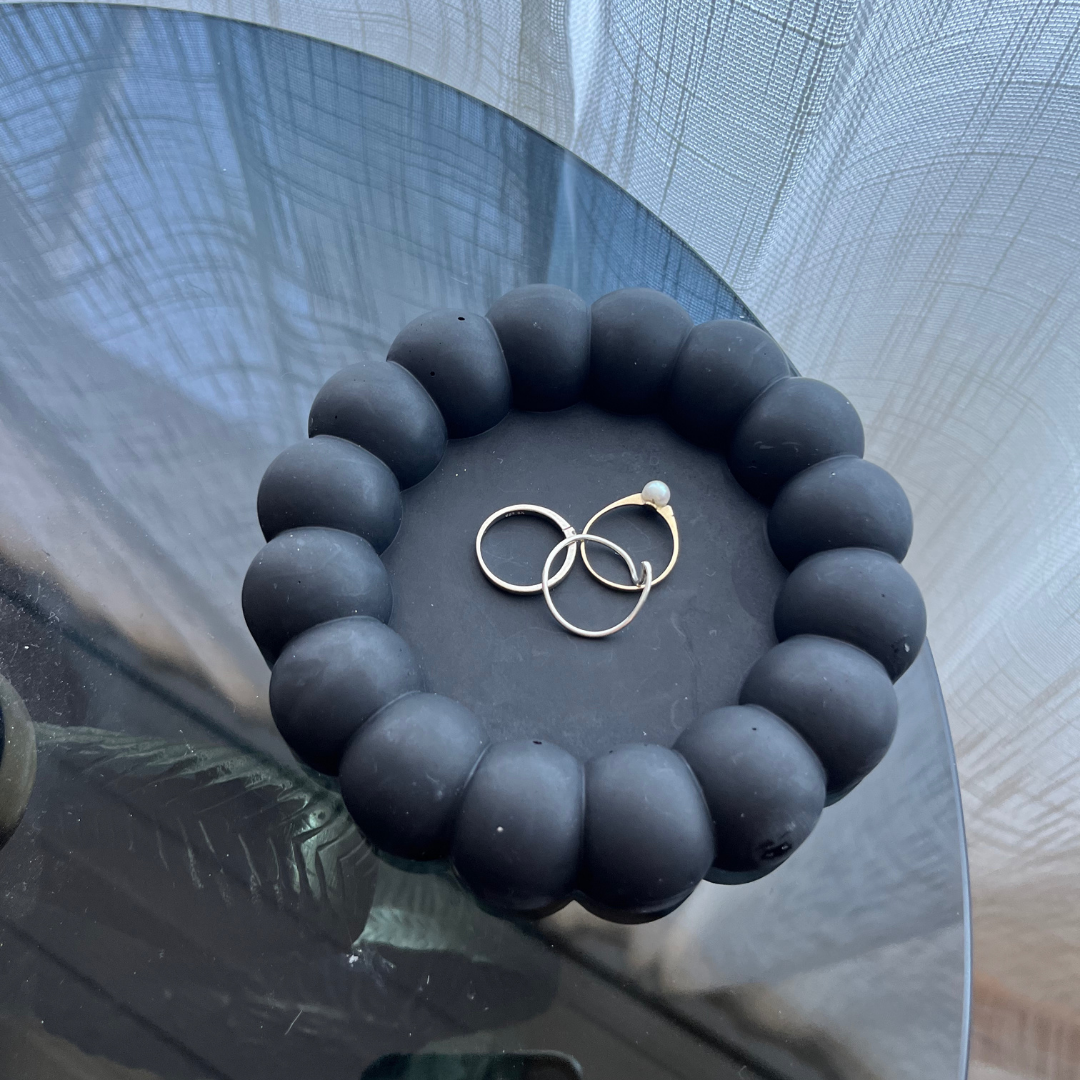 B E C C I E  Tray Black