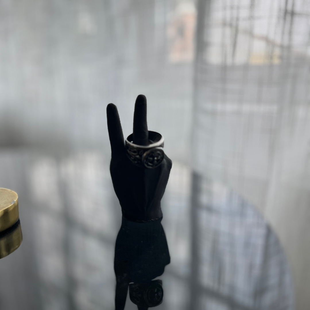 P E A C E Ring holder Black - Witte Art