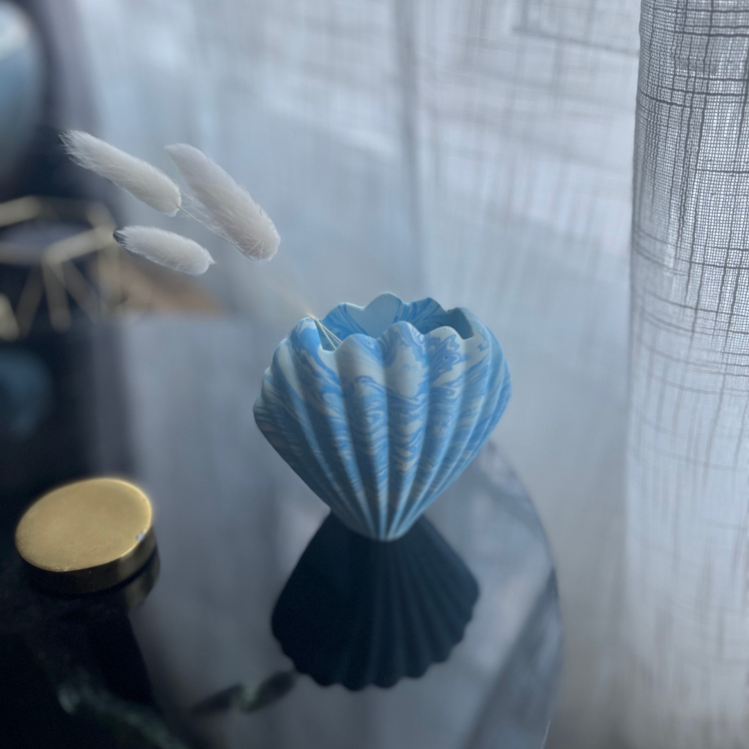 M O L L Y  Vase Blue marble