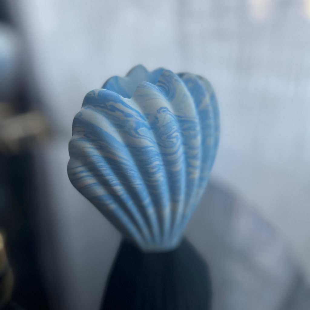 M O L L Y  Vase Blue marble
