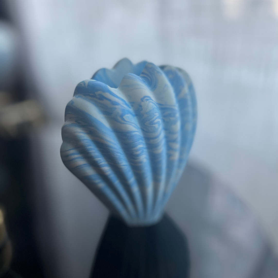 M O L L Y  Vase Blue marble