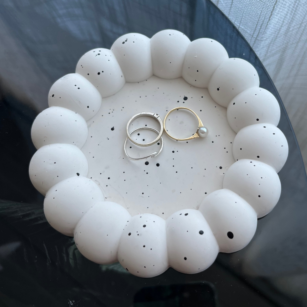 B E C C I E  Tray White with Black speckle