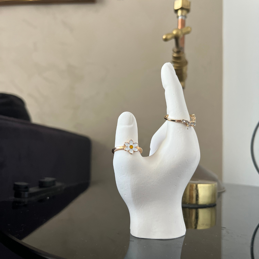 L O V E  Ring holder White