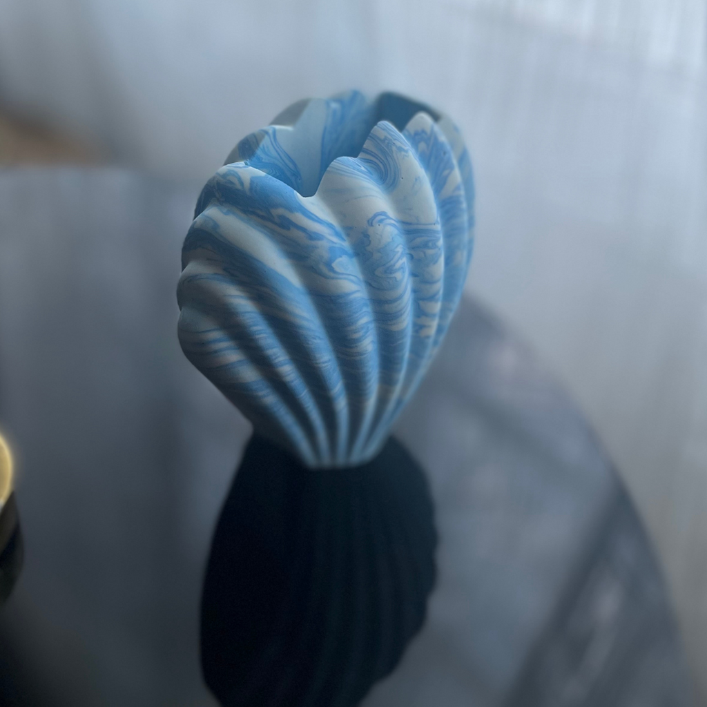 M O L L Y  Vase Blue marble
