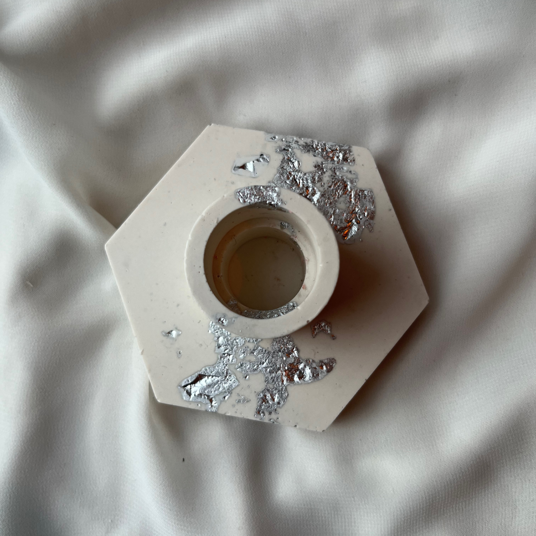 H A R R I E T Hexagon candle holder White with silver