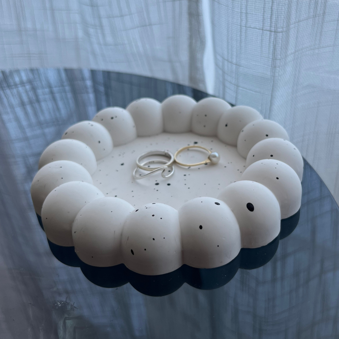 B E C C I E  Tray White with Black speckle