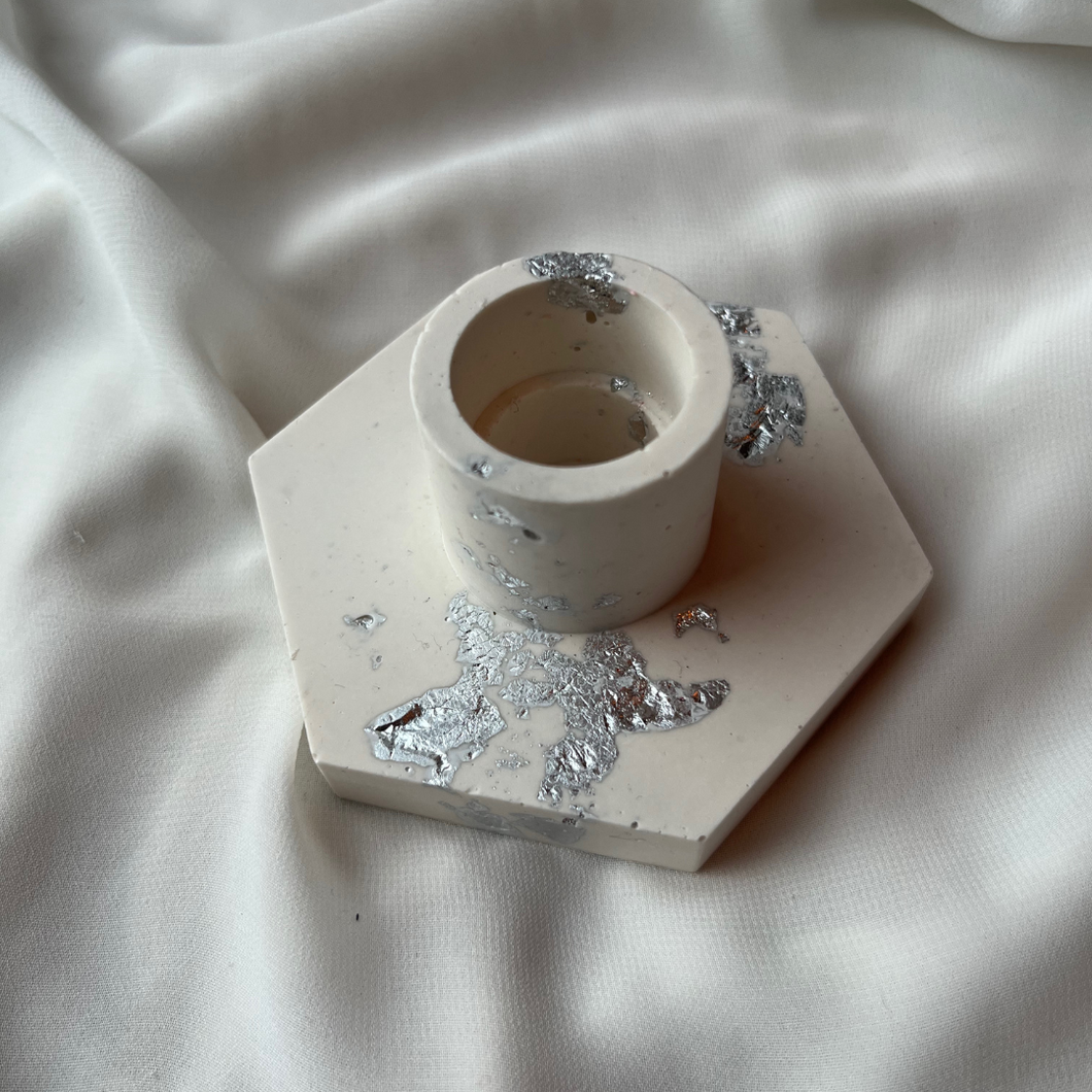 H A R R I E T Hexagon candle holder White with silver