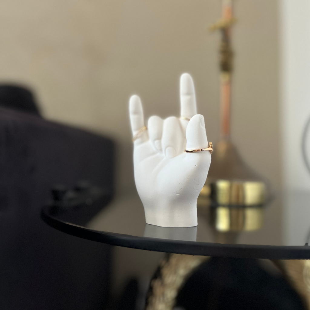 L O V E  Ring holder White