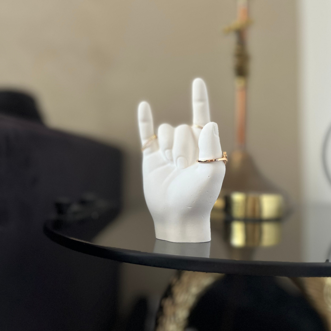 L O V E  Ring holder White
