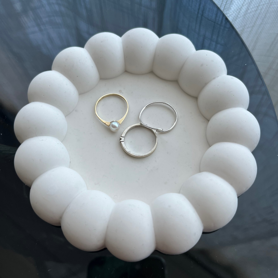 B E C C I E  Tray White