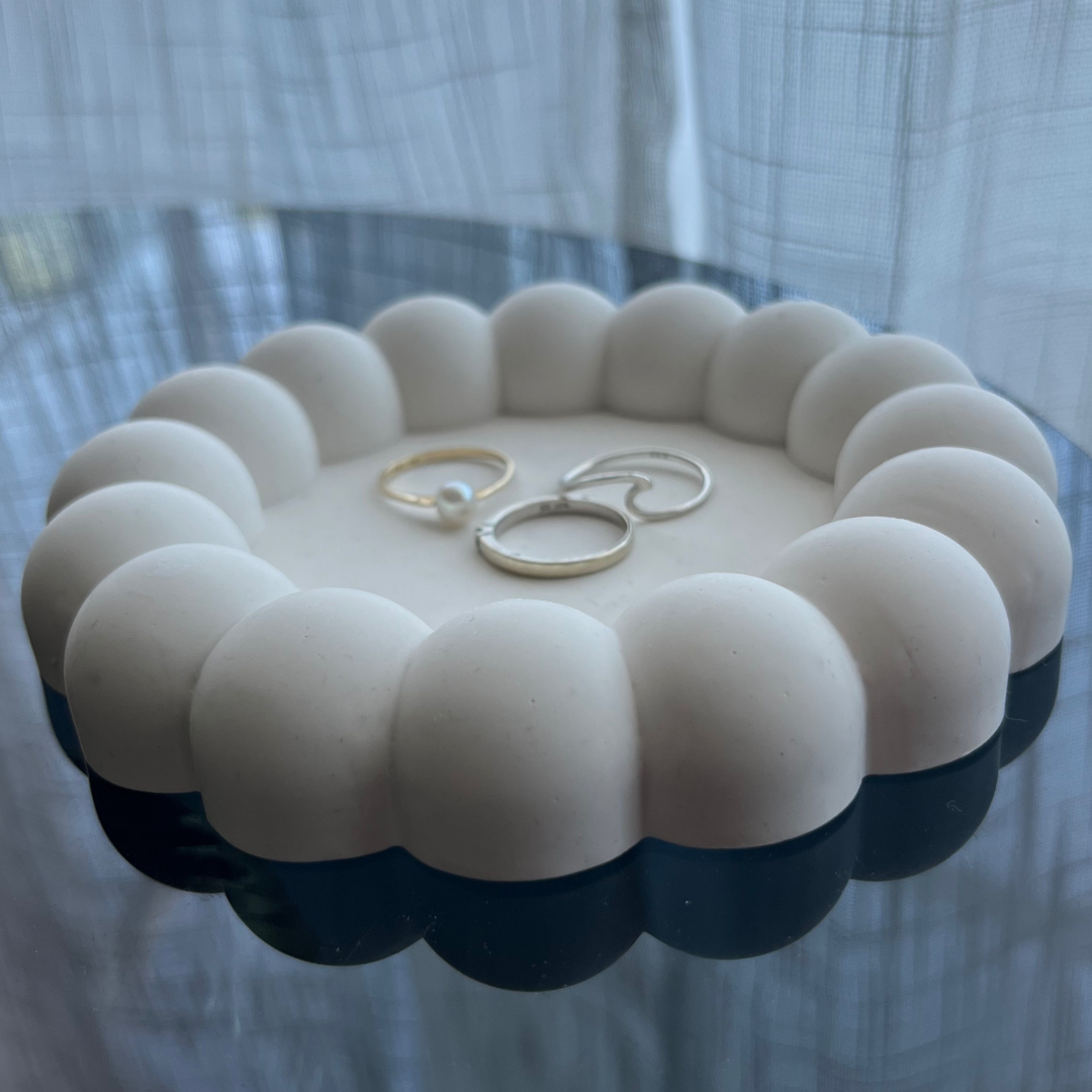 B E C C I E  Tray White