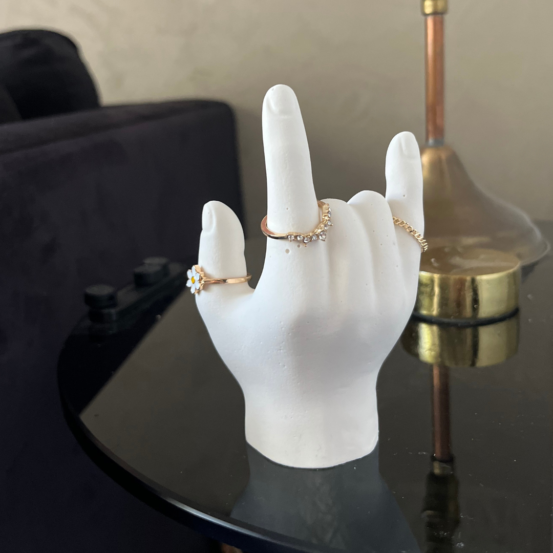 L O V E  Ring holder White