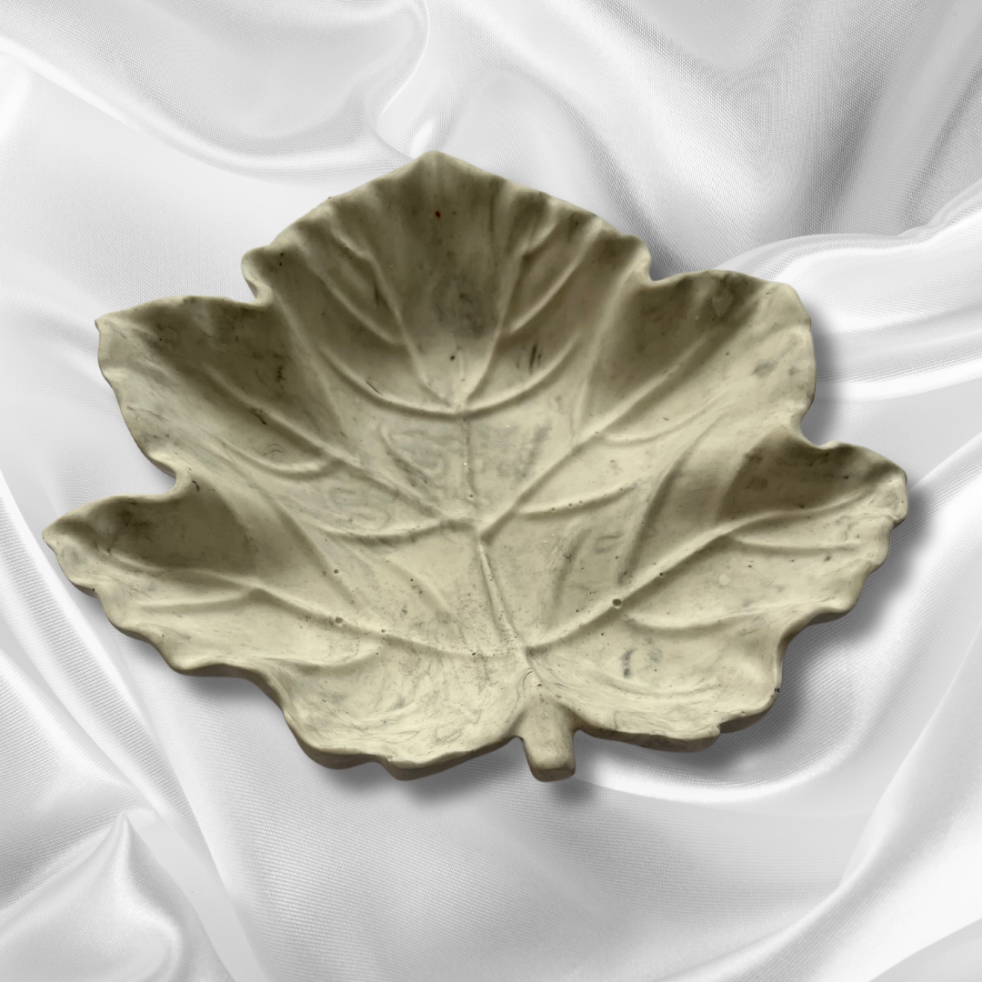 G A I A Leaf tray marble