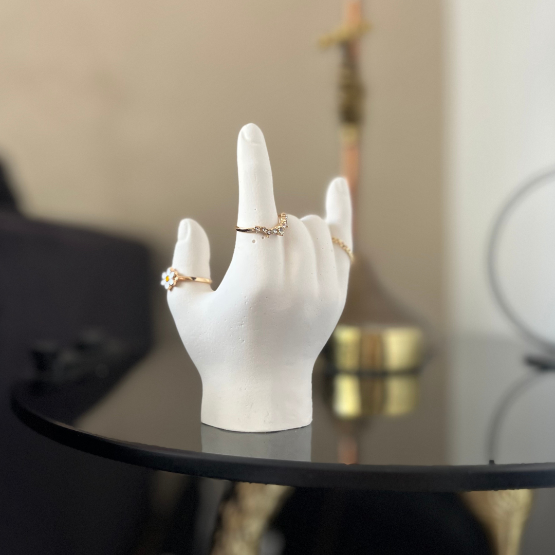L O V E  Ring holder White