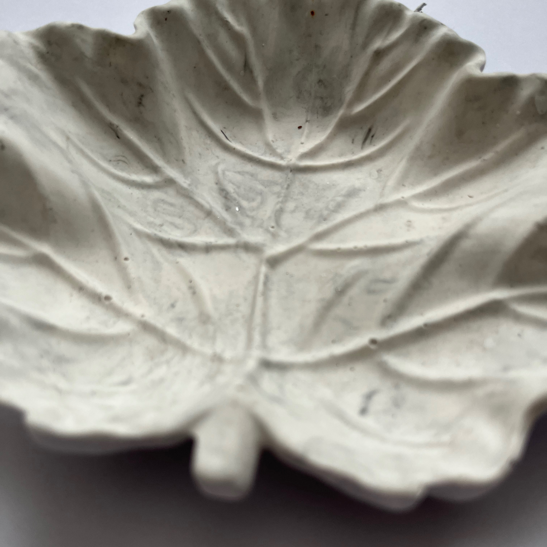 G A I A Leaf tray marble