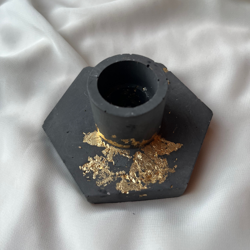 H A R R I E T Hexagon candle holder Black with gold