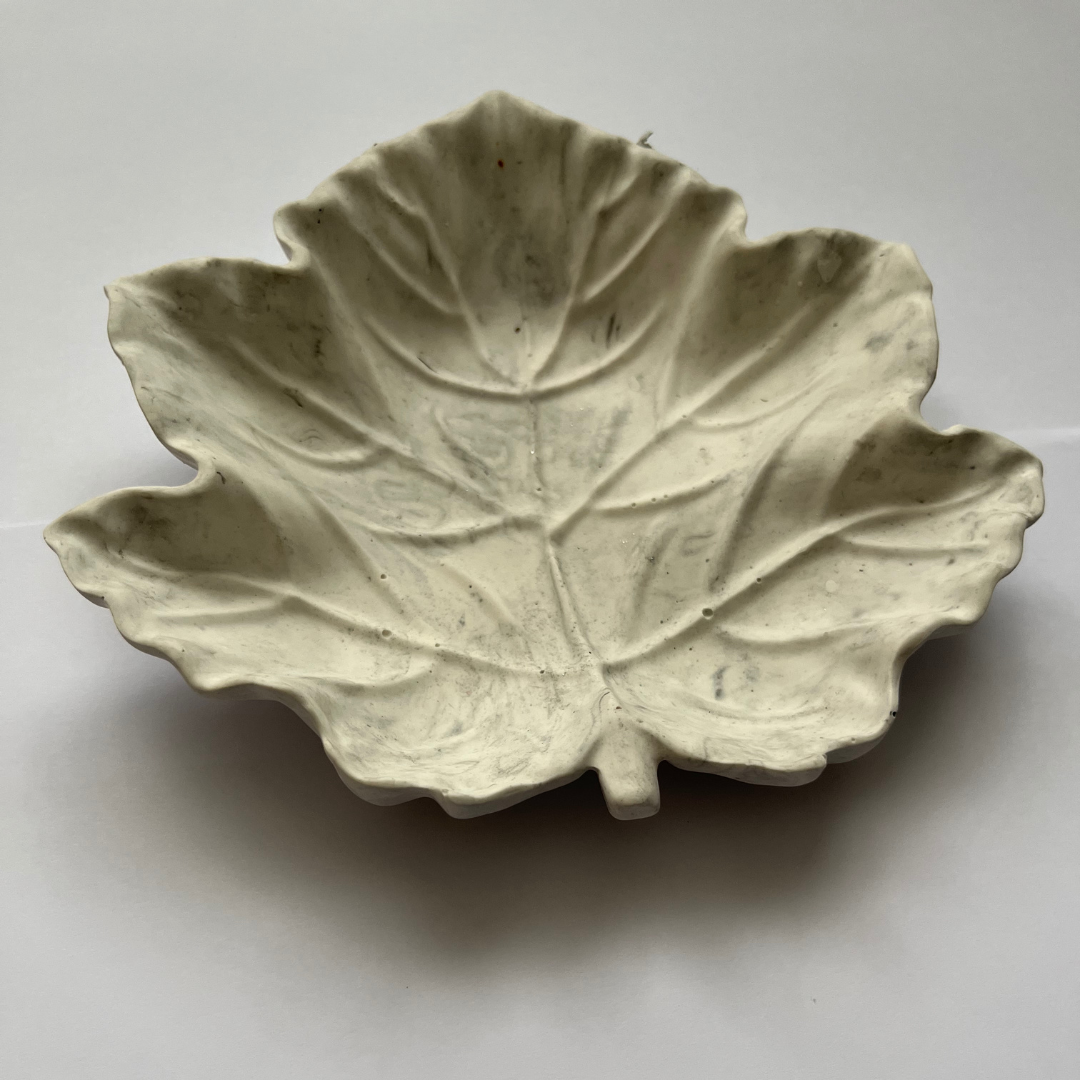 G A I A Leaf tray marble
