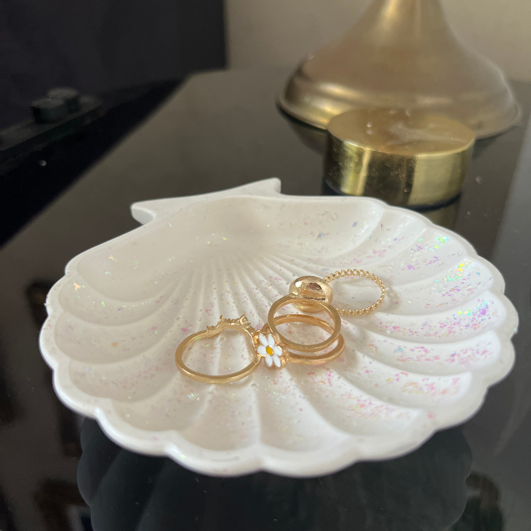 S H E L L Y Tray luminous white