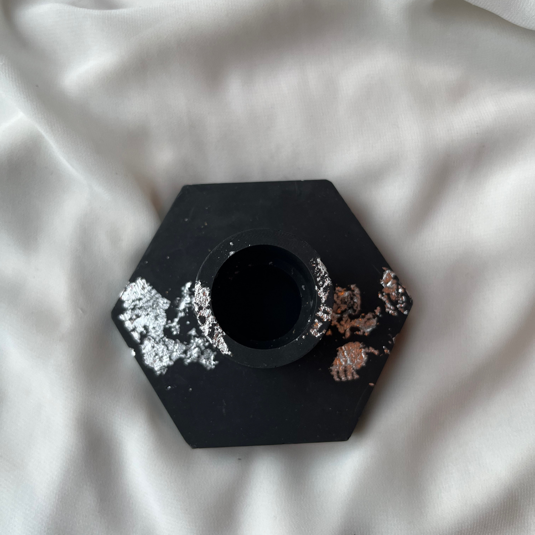 H A R R I E T Hexagon candle holder Black with silver