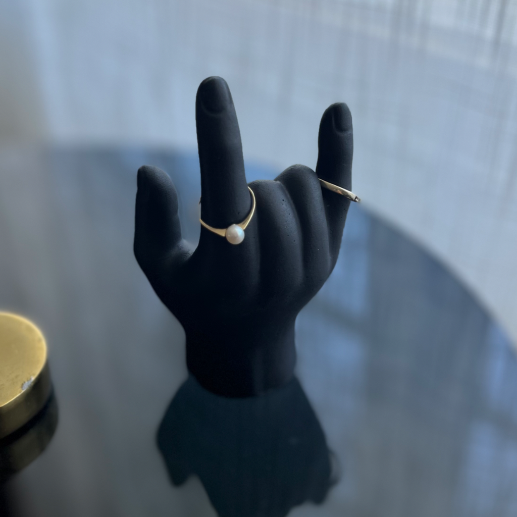 L O V E  Ring holder Black