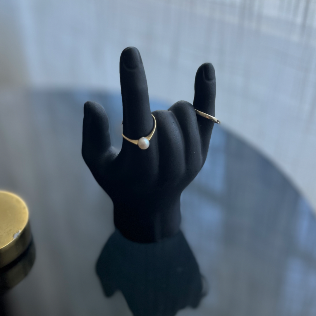 L O V E  Ring holder Black