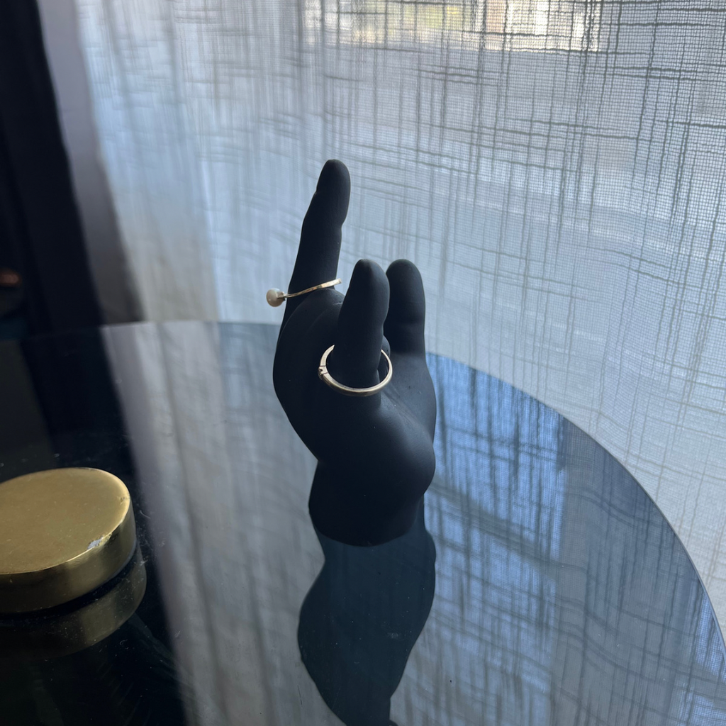 L O V E  Ring holder Black