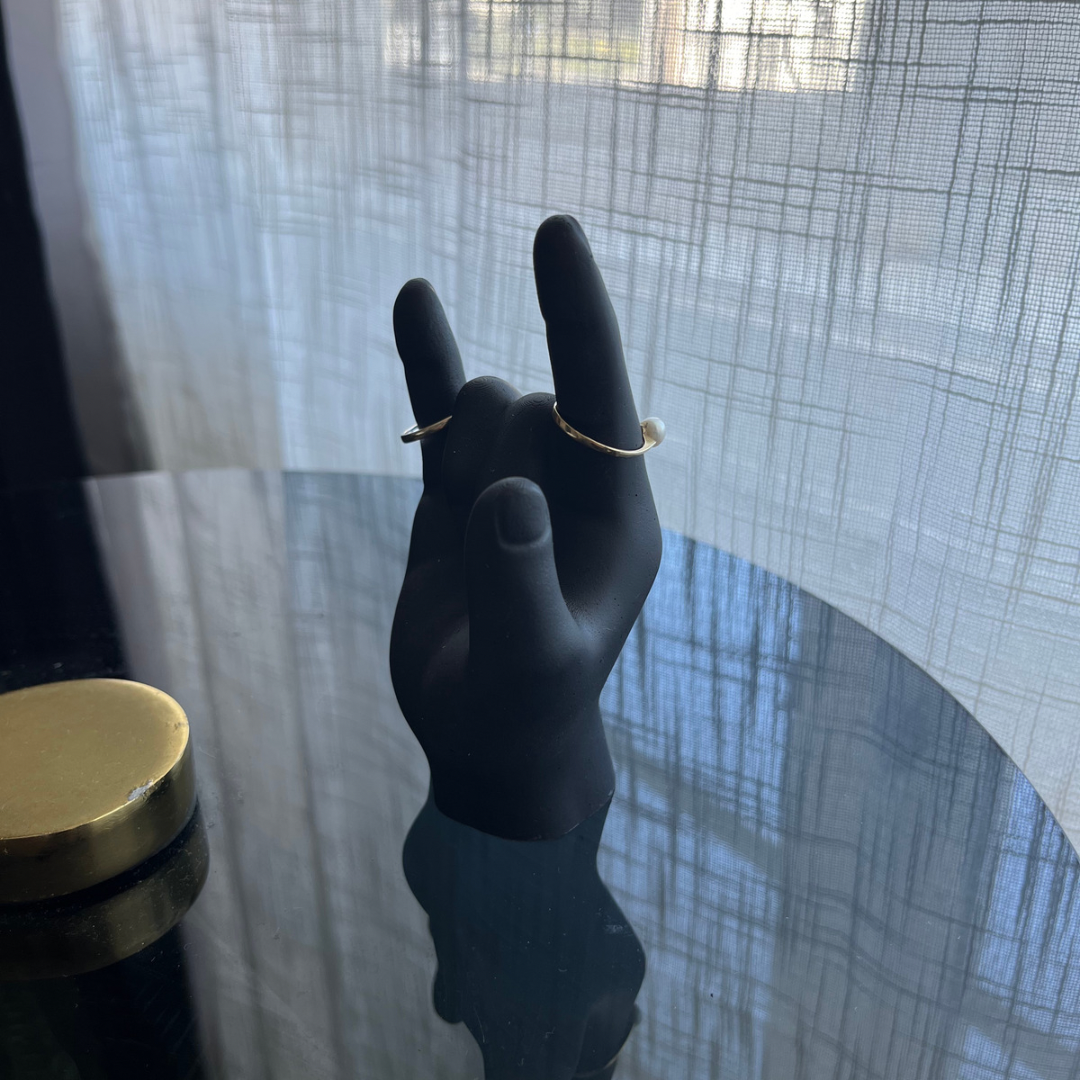 L O V E  Ring holder Black