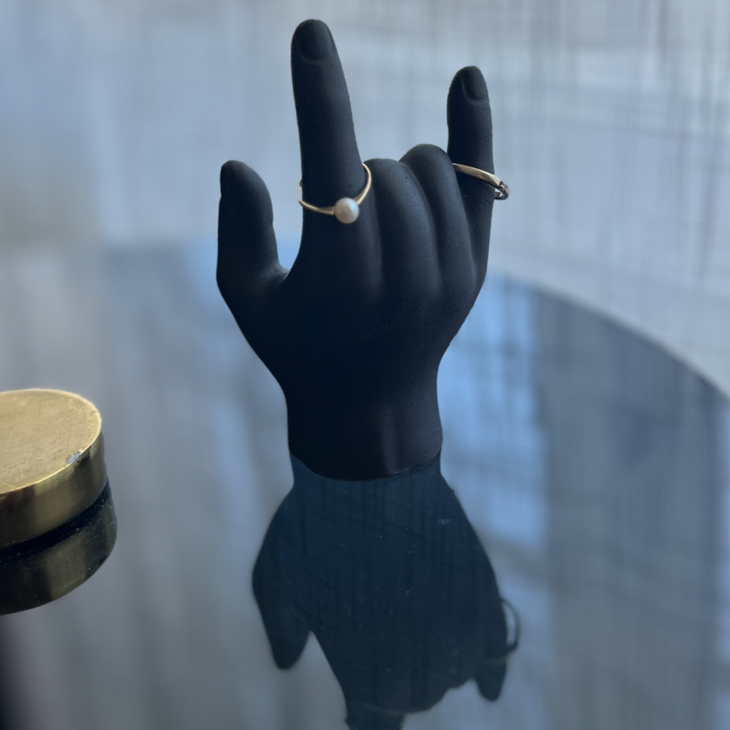 L O V E  Ring holder Black