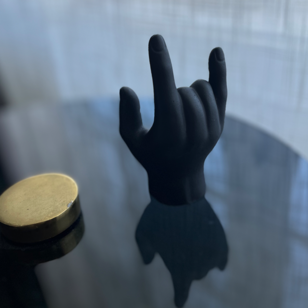 L O V E  Ring holder Black
