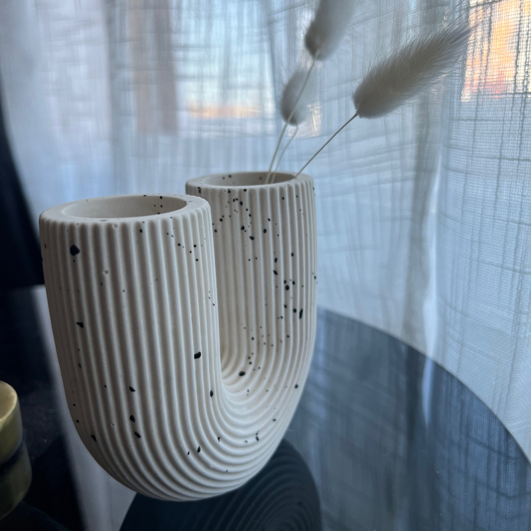 A G A T H A Vase White with Black speckle - Witte Art