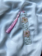 Load image into Gallery viewer, B I L L I E  Bookmark with real flowers - Witte Art
