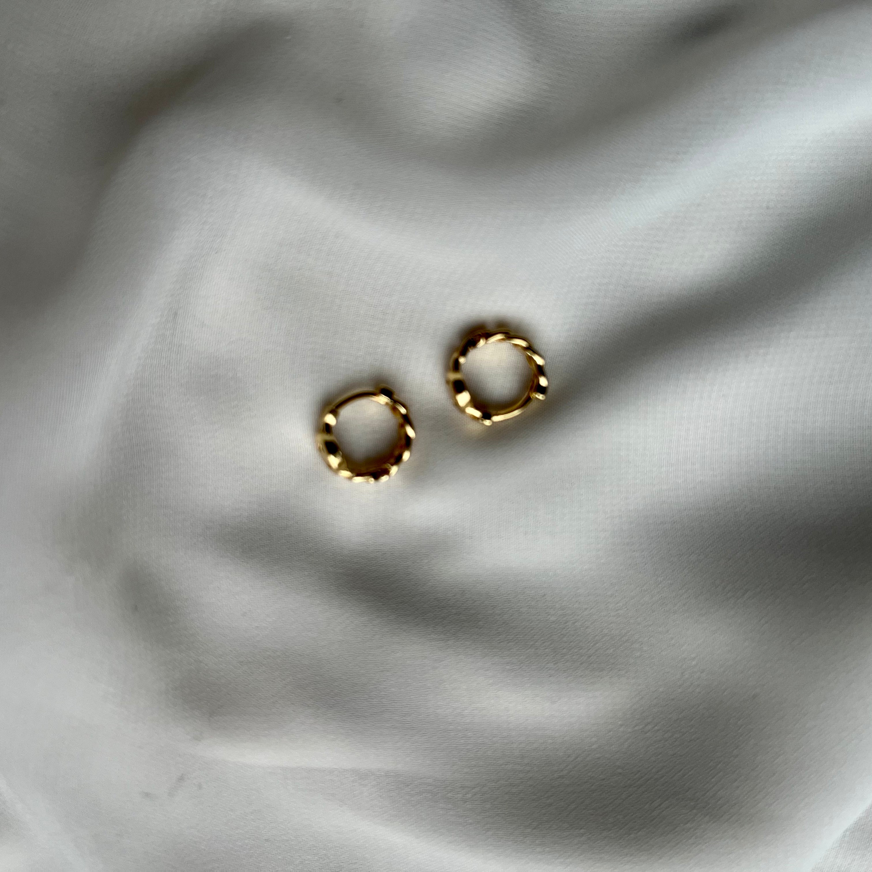 Smiley Huggies Earrings - Witte Art