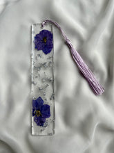 Load image into Gallery viewer, B I L L I E  Bookmark with real flowers - Witte Art
