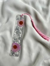 Load image into Gallery viewer, B I L L I E  Bookmark with real flowers - Witte Art
